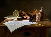 Escritorio con cuaderno y objetos personales