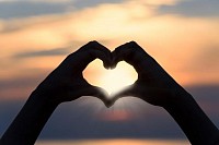 Manos formando un corazón