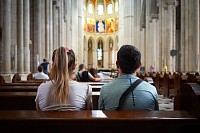 Interior iglesia con personas