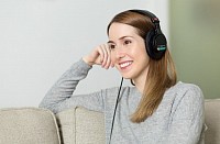 Mujer escuchando música